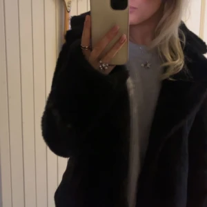 Stickad tröja - Stickad tröja i alpaca blend. Strlk M men passar mindre!🩵🫐