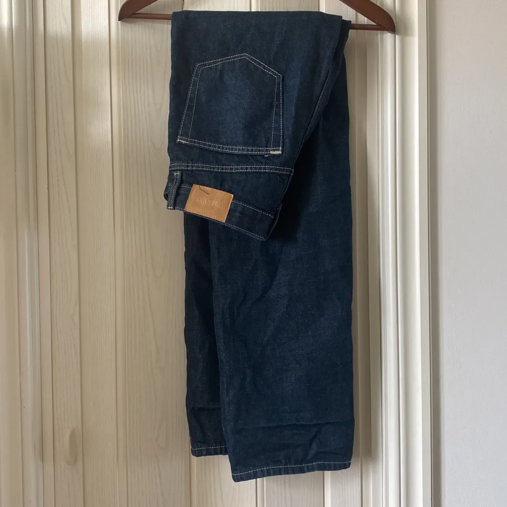 Jeans från weekday i modellen ”galaxy loose straight jeans”. Använda fåtal gånger och är i fint skick! Nypris 600! Storlek 25/30! Midjemått 72 cm och innerbenslängden 74 cm. Jeans & Byxor.