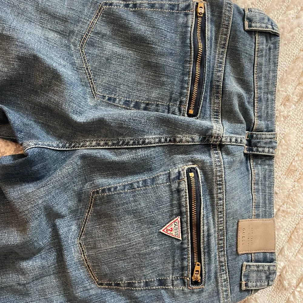 Lowwaist jeans från guess skriv för mer info 🫶🏼. Jeans & Byxor.