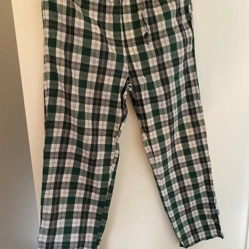 Pyjamasbyxor från hm rutiga i grön och vit. Jeans & Byxor.