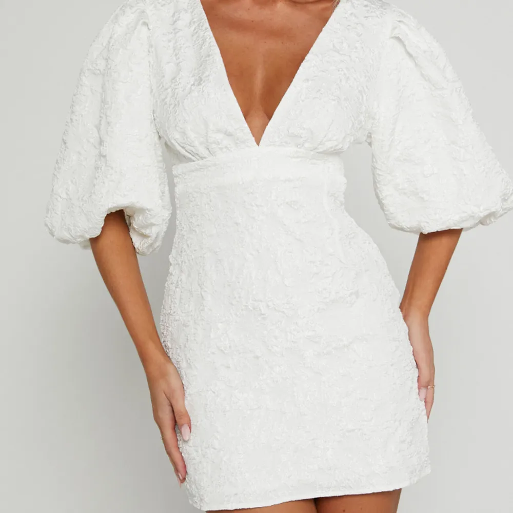 Helt ny klänning från showpo som ej är använd med prislappen kvar🩷 storlek 36🩷 Köpte den för 1300kr🩷. Klänningar.
