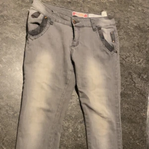Jeans från Italien 🇮🇹  - Jag köpte dessa jeans i Italien men  dom är tyvärr för små för mig. Verkligen jätte fina jeans med lite detaljer på och är i stolek XS/S
