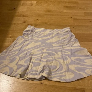 Kjol  - Kjol från h&m, använda 3 gånger, original pris 100kr