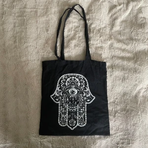Totebag - Svart väska med tryck på framsidan
