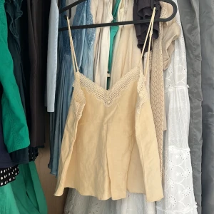 Linne från Zara - Topp i linne från zara. Köpt för två somrar sen men inte speciellt använd. 