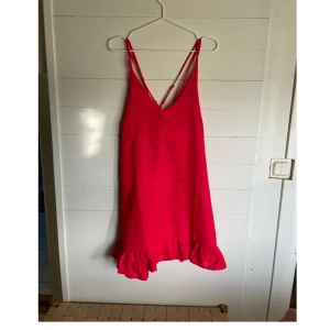 Klänning - Kort sommarklänning med korsad rygg. Justerbara band. Använd ett fåtal gånger. Från bubbleroom!