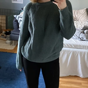 Stickad tröja  - Jätte fin gröngrå stickad tröja i super bra skick!💗💗Köpt secondhand men på lappen står det att den är från lager 157!