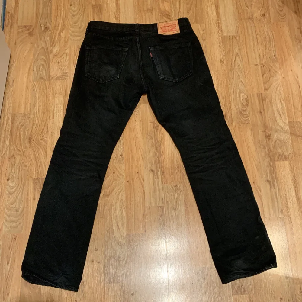 Svarta jeans i nyskick från Levi’s. Strlk W30 L30. Nypris 1300kr💸🍾💴. Skriv vid funderingar!💪⚡️🎉. Jeans & Byxor.