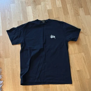 Stussy t shirt - Svart stussy t shirt i storlek m. Den är såklart äkta. Köpt från deras hemsida. Nypris ca 500 