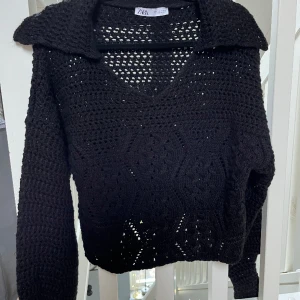 Otroligt snygg stickad tröja🩷 - Säljer denna otroligt fina stickade tröjan från Zara🥰den är köpt för ca 2 år sedan och finns där med inte kvar på zaras hemsida! Helt oanvänd då den är lite för stor för mig❤️