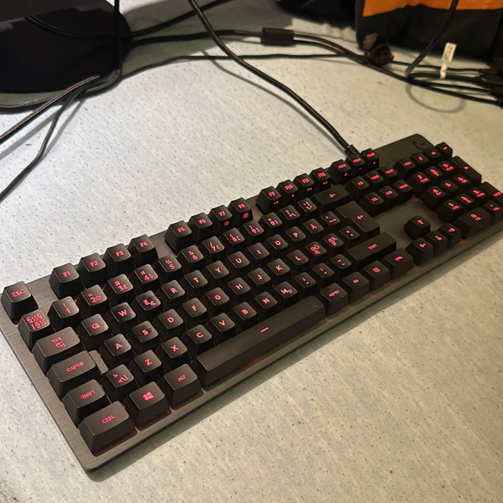 En gaming keyboard från Logitech, alla knappar fungerar och är i bra skick.  Finns att hämta i Alby. . Övrigt.