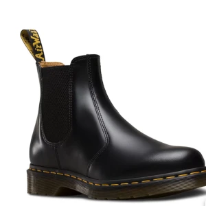 Svarta Dr. Martens skor - Säljer mina svarta Chelsea boots från Dr. Martens. Endast använda ett par enstaka gånger för ett år sedan. Fler bilder kan bifogas om så önskas.😊💗 (nypris ligger runt 2 100 kr)