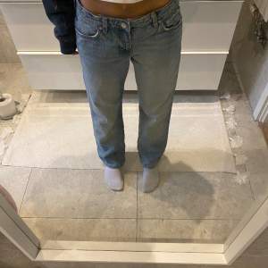Jätte snygga lågmidjade baggy jeans från weekday i model arrow storlek W28 L30. De är tyvärr inte min stil löngre och har använts ett par gånger. Är sköna och är i perfekt skick!! Köpte för 599kr och säljer för 299kr. Skriv för mer info!!