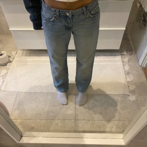 Snygga lågmidjade baggy jeans från weekday i model arrow  - Jätte snygga lågmidjade baggy jeans från weekday i model arrow storlek W28 L30. De är tyvärr inte min stil löngre och har använts ett par gånger. Är sköna och är i perfekt skick!! Köpte för 599kr och säljer för 299kr. Skriv för mer info!!