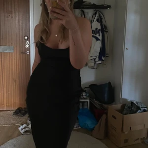 Klänning - Helt oanvänd klänning med lapp kvar, endast testad! Storlek 38 men går att anpassa med snörning