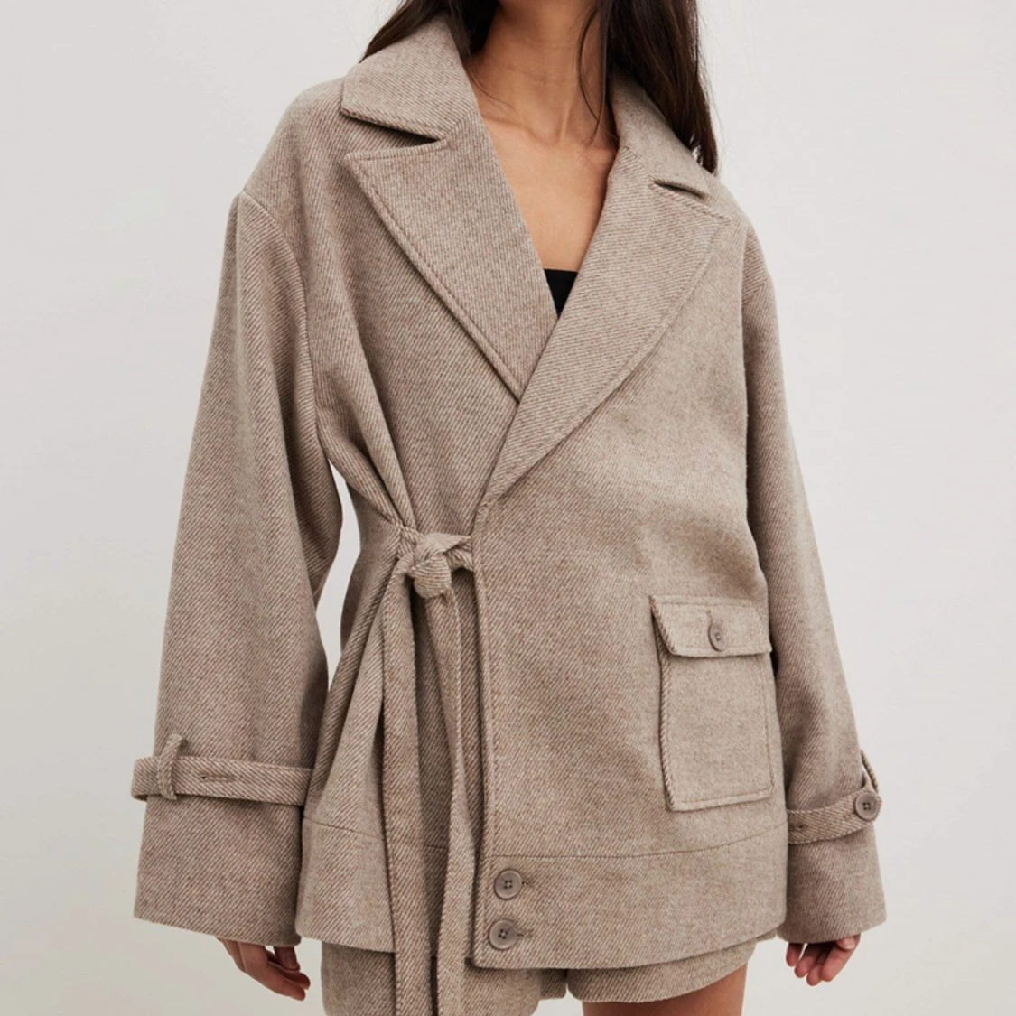 Kort jacka med en fick detalj  - 90