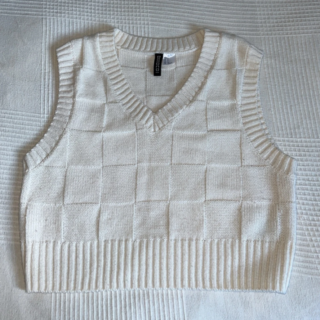 Snygg vit stickad väst från H&M, storlek S, i toppskick!  - 90
