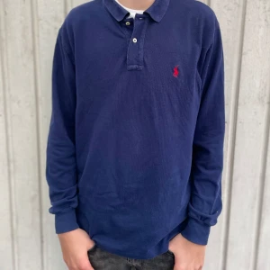 Långärmad Ralph lauren pike - En sjukt fin långarmad Ralph Lauren pike i toppskick, inga hål, fläckar eller andra defekter  Modellen är 180 cm