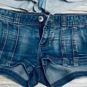 Lowwaist jeansshorts 🥹 - Från Hollister tror jag 💋skitsnygga att ha t stranden 😻