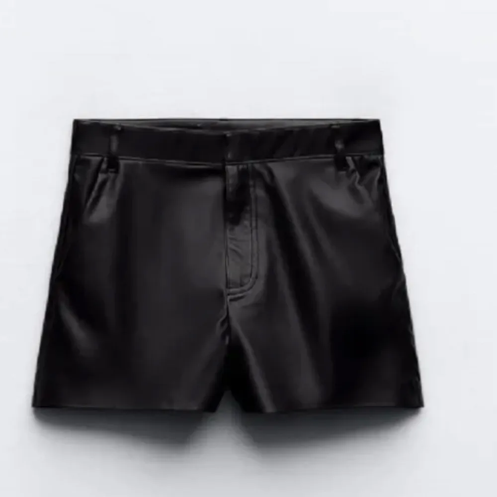 Söker dessa skinn shorts ifrån zara i storlek xs eller s ❤️. Shorts.