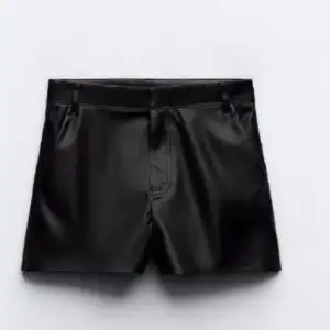 Söker dessa skinn shorts ifrån zara i storlek xs eller s ❤️