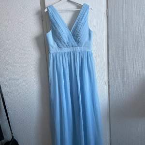 Ljusblå balklänning från Chiara Forthi Milano.  Aldrig använd, endast testad så i nyskick✨ Pris kan diskuteras vid snabb affär  Nypris 999kr 