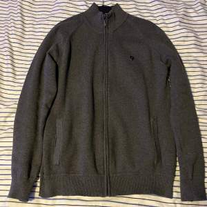 En riktigt fet full zip tröja från jacey quinn 🔥 Storleken är S, riktigt skön och snygg nästan helt ny💎Ny pris på den a tröja ligger på 1200kr💸hör gärna av er om frågor eller bilder😁