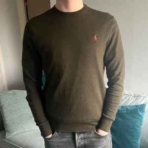 Ralph Lauren 100% Merino - Ralph Lauren 100% Merino tröja 🌟Skick 8/10 🌟Storlek M sitter som S/M 🌟 Modellen på bilden är 180cm och väger 65kg 🌟Färg: Grön 🟢