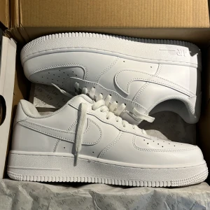 Nike af1 - Tja! Säljer dessa af1 då det är för stora. Det är storlek 43 men passar bättre 44. Endast testad och ändrat snören. Kom med bud😊