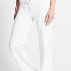 Populära byxor från lager 157 - Säljer dessa byxor från lager 157 då de inte passar mig! Kostar 200  och säljer de för 100💞De är använda 1 gång och i helt nytt skick! Skriv om du har någon fråga 😊