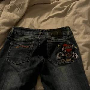 Säljer mina low waist Ed Hardy jeans i storlek 26 då de inte kommer till användning 😊 Skriv om du har någon fråga!💞