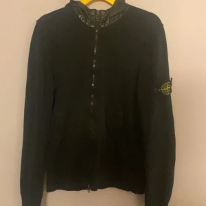 Stone island zip.  - Stone island zip, säljer den då jag har växt ur den, lite slitna i ärmarna annars 7/10 skick. Jag är 1,85 och den är lite liten för mig. 
