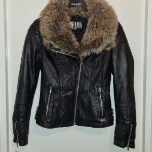 Skinnjacka med päls Jofama by KENZA - Jofama by KENZA Äkta skinnjacka med fusk päls. St 34. Normalt slitage. 