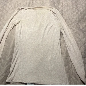 Intimissimi tröja  - Fin Intimissimi tröja i beige, använd få gånger och köpt här på Plick men så bra skick inga skador eller fläckar, ny pris 500, men säljer för 320, skriv vid fler bilder eller frågor, pris kan diskuteras vid snabb affär 💓
