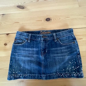 Lågmidjad jeanskjol  - Säljer denna as snygga lågmidjade jeanskjol med snygga detaljer! Några små stenar har ramlat av med det är inget man tänker på! Frakt kostar 49!💗