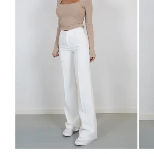 Venderby kostymbyxor  - Helt oanvända med lappen kvar, endear testade. Såå fina men tyvärr för korta på mig som är 179:(  Strl L men mer som M! Skriv för fler bilder på dem 😊 Nypris cirka 690 svenska kr