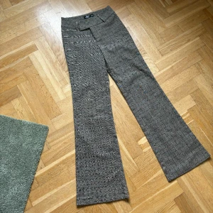 Lågmidjade kostymbyxor - Köpta secondhand men förlånga för mig så säljer vidare. I helt nyskick. Från Tigermist, utsvängda så ger lite bootcut.