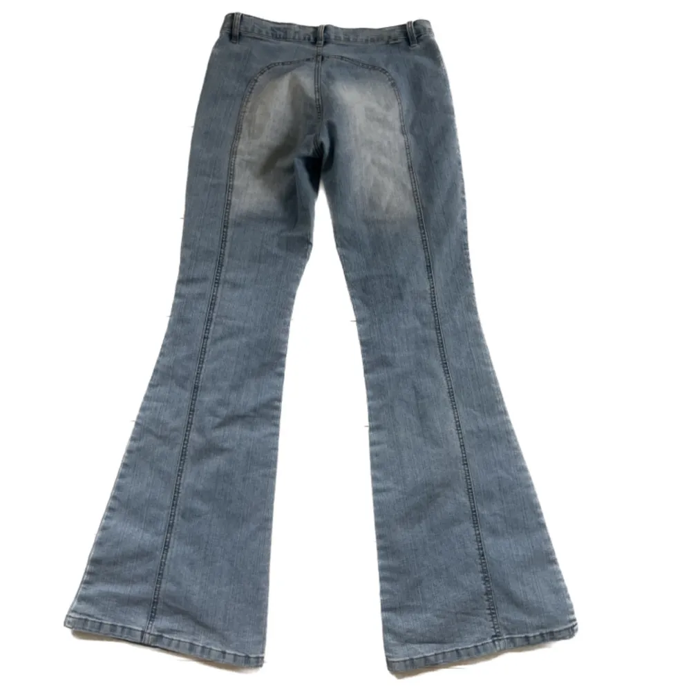 Super snygga jeans i stretch ! Passar mig med storlek S/M (38/40). Mycket fint skick ✨jag är 168 cm lång  . Jeans & Byxor.