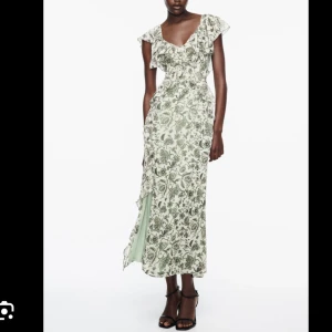 Söker denna - Letar efter denna slutsålda klänningen från zara!!! Pris spelar ingen roll