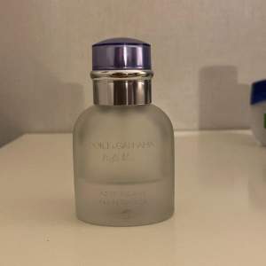 Säljer min D&G light blue Pour homme, det är ungefär 15 ml kvar, perfekt till den som bara vill testa! Perfekt nu inför vår och sommar! 150kr + frakt!