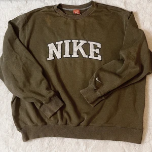 Nike Sweatshirt Vintage  - Supersnygg Nike sweatshirt i vintage style.  Finns ej att köpa nånstans.  Storlek XL  Buda i kommentarerna, svarar den jag blir nöjd med. 🌱💚  (Obs) lagt ut denna innan men bara fått oseriösa köpare med oseriösa bud så testar igen nu. 