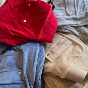 Juicy  - Säljer juicy byxor men även en juicy dress som är mörkblå. Alla zip hoodies finns men de syns ej på bild Säljs separat, så man måste ej köpa alla! Så skriv vid fler bilder och frågor 👍🌵