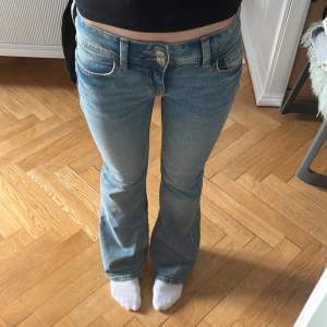 Snygga lågmidjade jeans från hm, aldrig använda och i bra skick!  Köparen står för frakten!! 