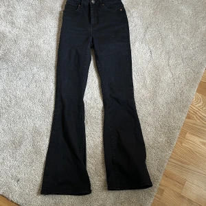 Bootcut  - Svarta Bootcut jeans från bikbok  storlek s benlängd 31