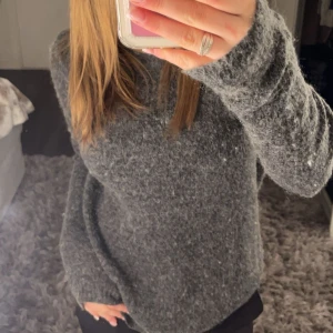 Stickad tröja - Säljer denna jätte härliga gråa stickade tröjan, passar mig som har xs/s i stormen men sitter inte tajt på.