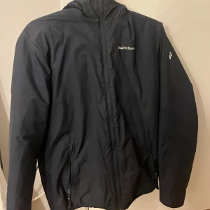 Peak Performance Jacka - Hej! Säljer denna Peak Performance Jackan i strl M då den inte används här hemma längre. - Nypris: 1250kr - Den har ett litet hål som jag sytt igen vid den högra fickan (bild 3) - Jackan är bekväm och är vind tålig - Vid frågor så hör av dig💕 