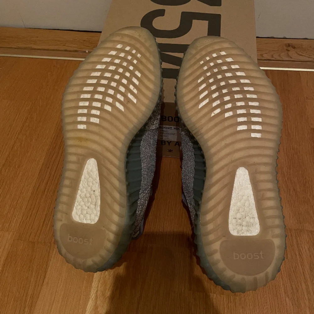 Säljer mina super fina orginal yeezys då dom är försmå, använda fåtal gånger så super fint skick. Tillkommer helt oanvända orginal snören + boxen. Nypris 2500kr. Skriv för fler bilder eller funderingar!. Kengät.