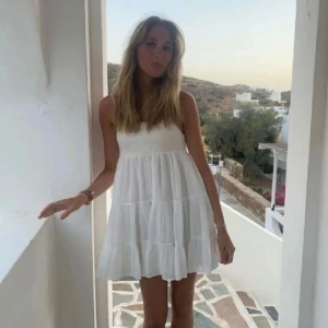 Sommarklänning  - Säljer denna ursnygga klänning i linne från zara💞skriv för frågor eller bilder, osäker på storleken men passar både S och M