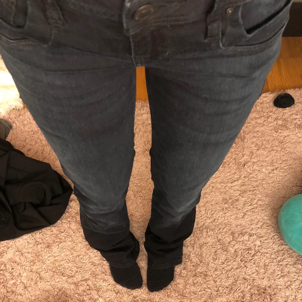 Sprillans nya svarta lowrise ltb jeans i model valerie med blåa ton i. Jättefina men får sälja pågrund av för stor storlek och kommer inte till användning💞 pris går alltid att diskuteras❣️köparen står för frakten❗️. Jeans & Byxor.