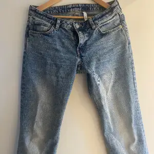 Snygga lågmidjade jeans som inte kommer till användning längre. Strl: W29, L30. Endast använda ett fåtal gånger 🥰 (köpare står för frakt)
